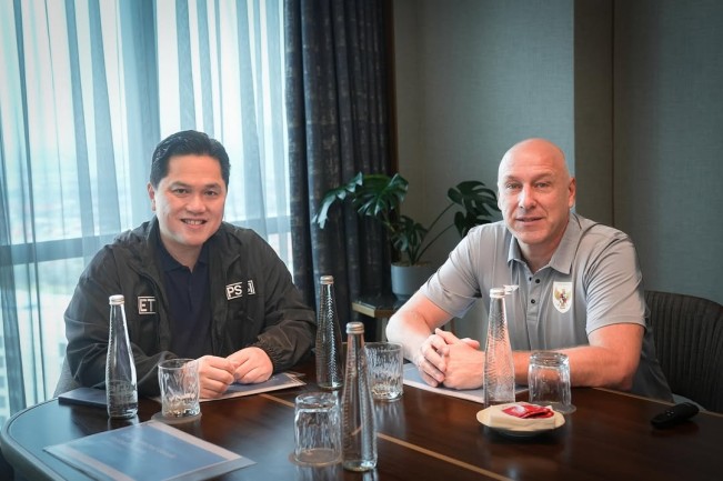 Ketua Umum PSSI Erick Thohir bersama Direktur Teknik PSSI Alexander Zwiers. [Instagram]